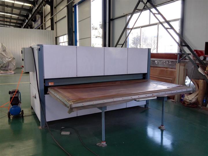 山東濱州鋼板門木紋轉(zhuǎn)印機(jī)，轉(zhuǎn)印紙自動脫落。