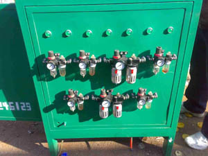 供應(yīng)價格合理的易拉罐切蓋機廠家