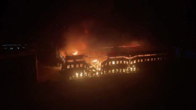 突發(fā)，一紙廠深夜起火2